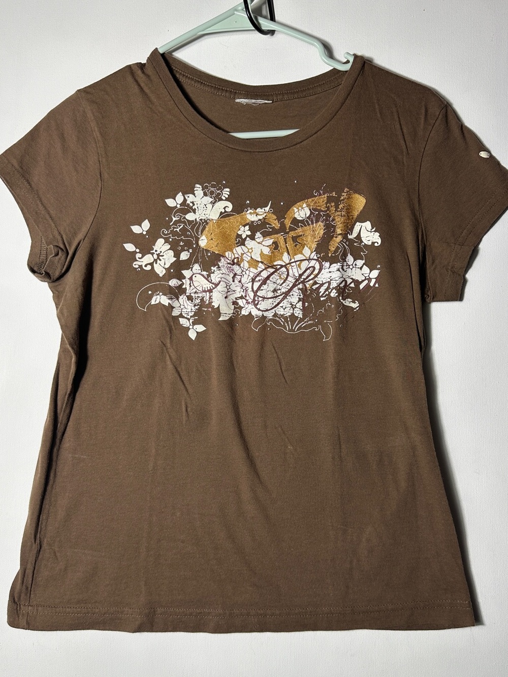 Y2K vintage Roxy Brown Short-Sleeve Floral Graphic Tee with Gold Accents
